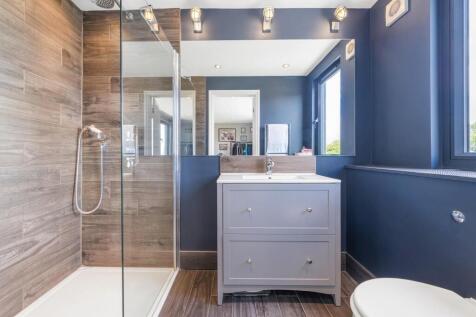 Bedroom 1 Ensuite.JPG