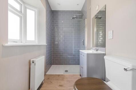 Bedroom 2 Ensuite.JPG