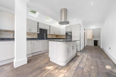 Kitchen (2).JPG