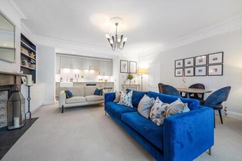 Open plan living room/ kitchen