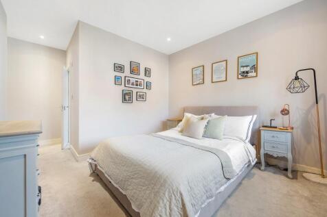 Bedroom 1 (2).JPG