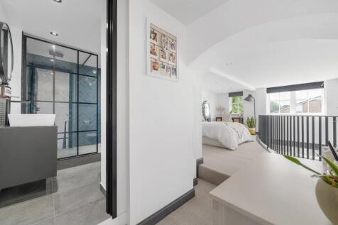 Bedroom (4).JPG