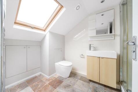 Bedroom 2 ensuite.jpg