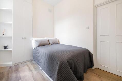 Bedroom (1).JPG