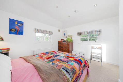 Bedroom 1 (2).JPG