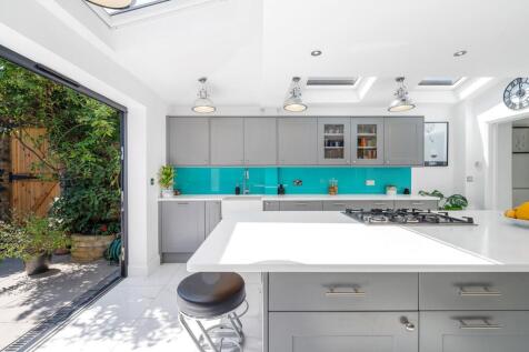 Kitchen (2).JPG