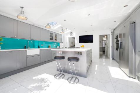 Kitchen (3).JPG