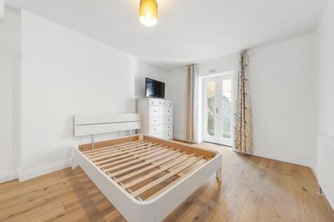 Bedroom (1).JPG