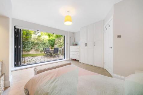Bedroom 1 (2).jpg