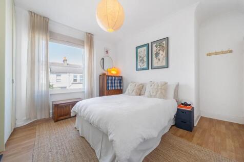 Bedroom 1 (2).JPG