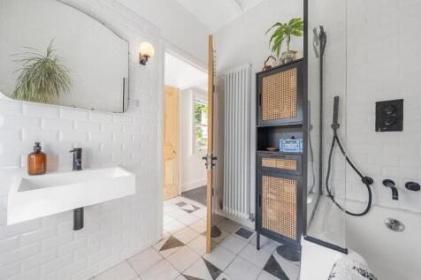 Bathroom (2).JPG