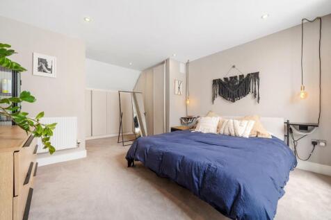 Principal bedroom.JPG