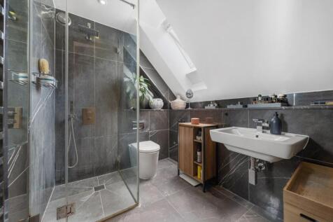 Principal bedroom Ensuite.JPG