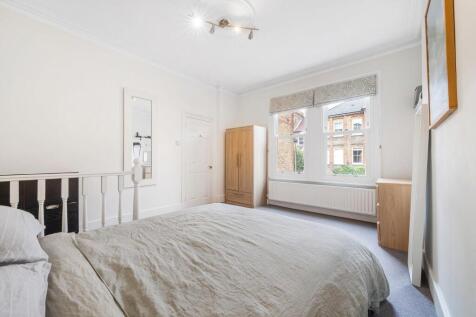 Bedroom 1 (2).JPG