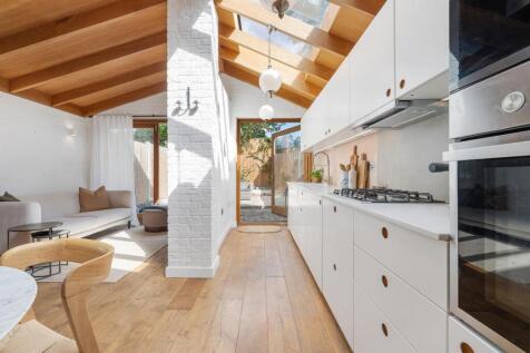 Kitchen (2).JPG