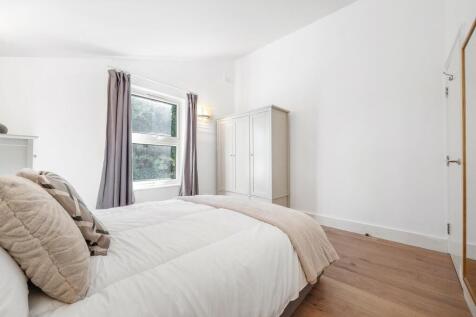 Bedroom 1 (2).JPG