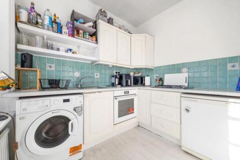 Kitchen (2).JPG