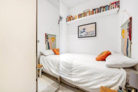Bedroom (2).JPG