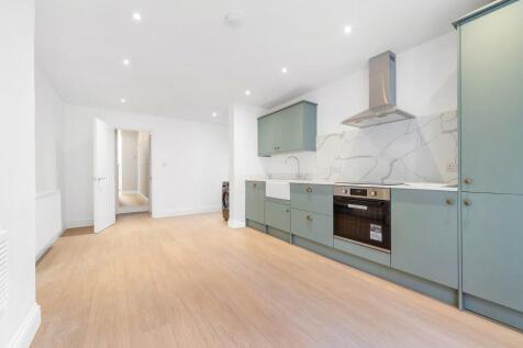Kitchen (2).JPG
