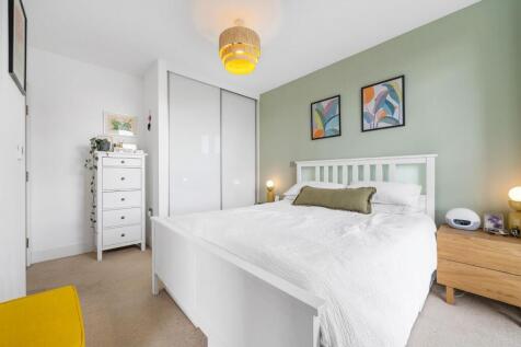 Bedroom (3).JPG