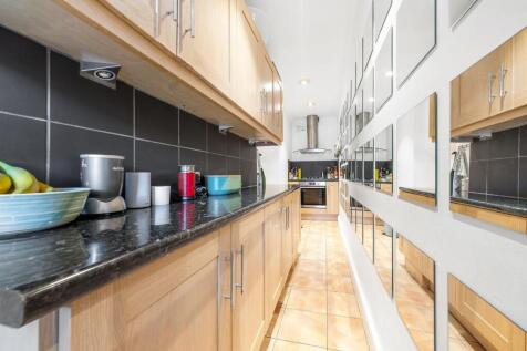 Kitchen (3).JPG