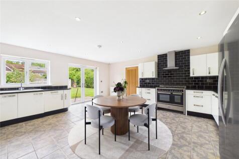 Kitchen B&#39;fast Room