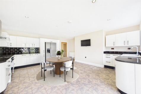 Kitchen B&#39;fast Room