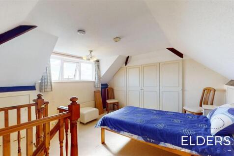 FIRST FLOOR BEDROOM