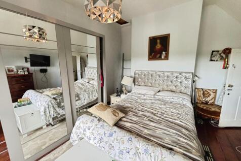 pbox-bedroom-338184.jpeg