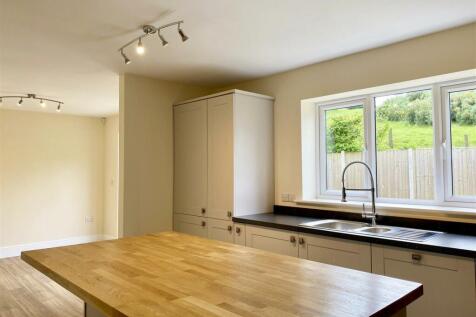 Kitchen 2.jpg
