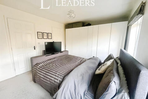 Master Bedroom (2)