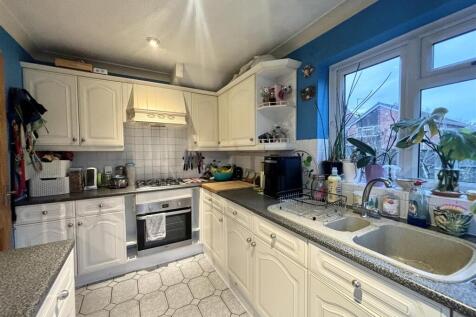 FITTED KITCHEN