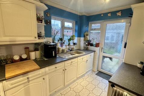 FITTED KITCHEN
