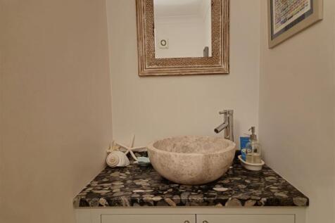 Guest Cloakroom/WC