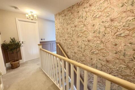 FIRST FLOOR LANDING