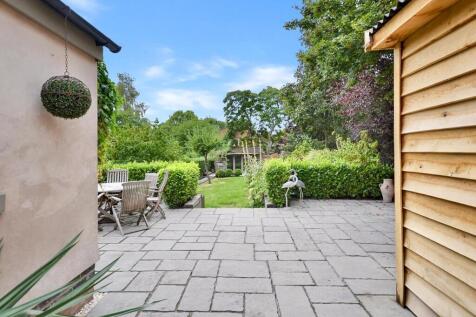 Large Private And Mature Rear Garden