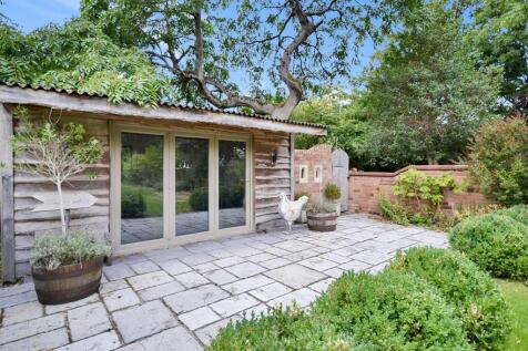 Large Private And Mature Rear Garden