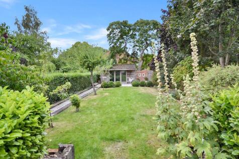 Large Private And Mature Rear Garden