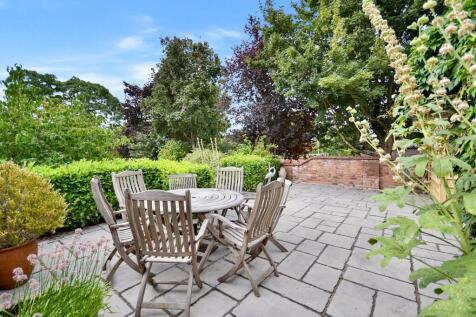 Large Private And Mature Rear Garden