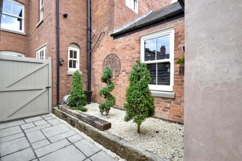 Large Private And Mature Rear Garden