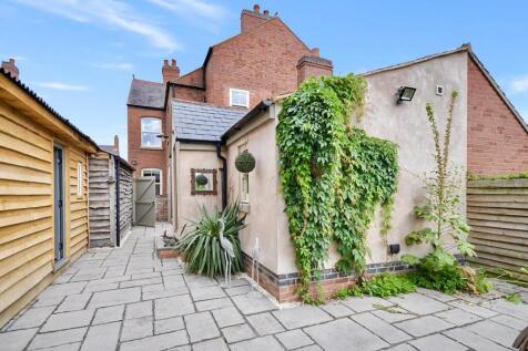 Large Private And Mature Rear Garden