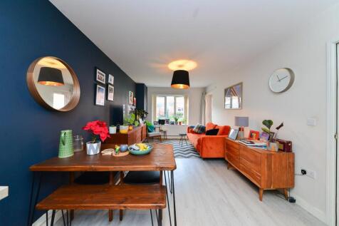 Lounge/Dining Area