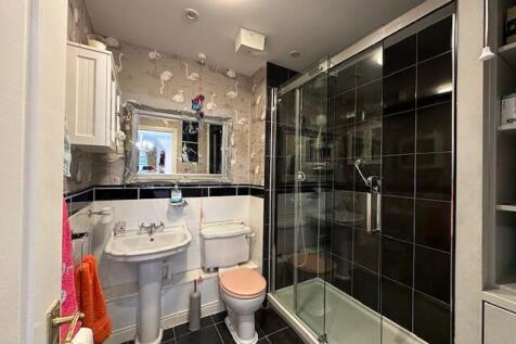 EN-SUITE SHOWER ROOM