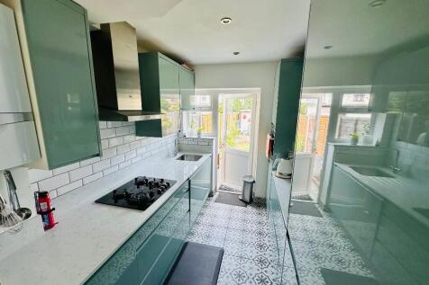 FITTED KITCHEN