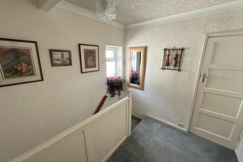 1ST FLOOR LANDING
