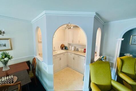 COMMUNAL KITCHEN