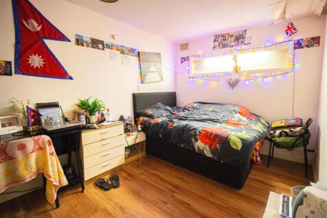 8/8a Brackenbury Road