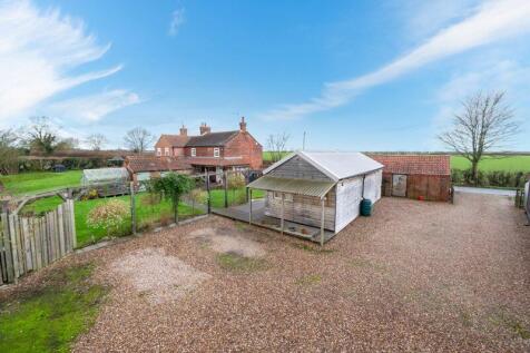 Gravel driveway/outbuildings