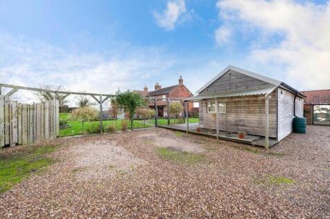 Gravel area/outbuildings