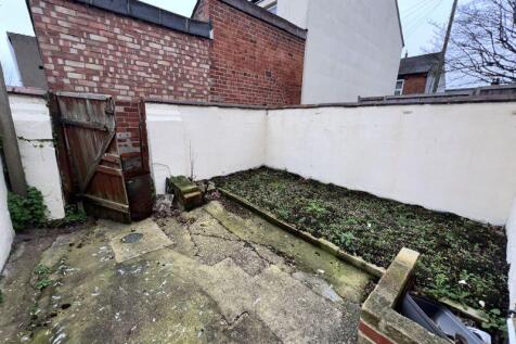 Rear courtyard garden